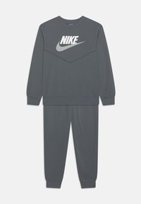 Vybráno, smoke grey/white