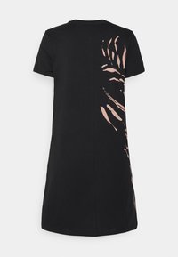 Černé šaty s krátkým rukávem s velkým růžovým listovým designem potištěným na levé straně. Vyrobeno z měkké tkaniny s volnějším střihem.