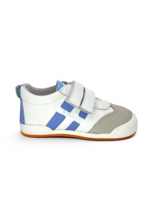 Sneaker bianca e blu da bambino con due strap in velcro, punta grigia, suola arancione e dettagli blu sul lato.