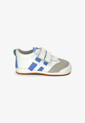 Sneaker bianca e blu da bambino con due strap in velcro, punta grigia, suola arancione e dettagli blu sul lato.