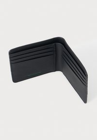 Μαύρο διπλό πορτοφόλι κατασκευασμένο από ανακυκλωμένο δέρμα. Διαθέτει πολλές θήκες για κάρτες, απαλή υφή και ανάγλυφη λεπτομέρεια "ανακυκλωμένο δέρμα" σε πράσινο χρώμα.