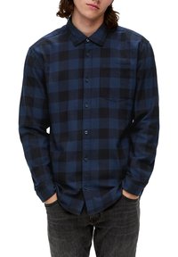 Blauw-zwarte geruite flanellen shirt met een knoopsluiting kraag, enkele borstzak en lange mouwen. Zachte stof met een licht versleten uitstraling.