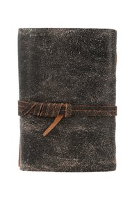 Černý kožený zápisník s texturovaným povrchem, zabezpečený hnědým koženým páskem se štěrbiny. Okraje jsou mírně roztrhané.