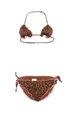 Bikini con stampa giraffa marrone con bordi rosa arricciati, composto da un top a triangolo con laccio al collo e slip abbinati con laccio laterale.