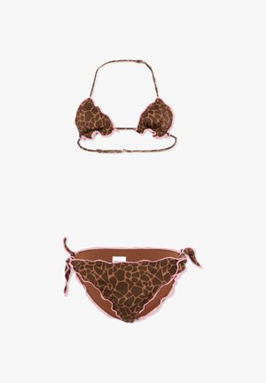 Bikini con stampa giraffa marrone con bordi rosa arricciati, composto da un top a triangolo con laccio al collo e slip abbinati con laccio laterale.
