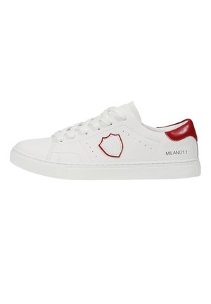 Weißer Low-Top-Sneaker mit rotem Fersenlasche, Schild-Emblem an der Seite, perforierten Details und dem Schriftzug "MIL ANO1.1" nahe der Sohle.
