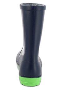 Botte en caoutchouc marine avec un intérieur texturé et une semelle extérieure verte fluo. Surface lisse et design à tige haute.