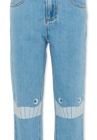 Lichtblauwe spijkerbroek met witte walvisgezichten en tanden bedrukt op het kniegewricht van beide pijpen.