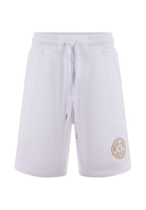 Pantaloni corti bianchi in cotone con cintura elastica, coulisse regolabile e un logo circolare dorato sul lato sinistro in basso.