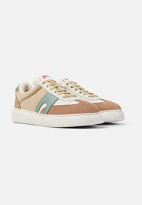 Sneaker con design in materiali misti che presentano scamosciato marrone chiaro, tessuto beige e accenti color teal. Suola in gomma bianca con cuciture prominenti.