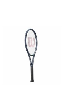 Wilson tennisracket med en marinblå ram, vita strängar och en röd logotyp. Har ett strukturerat svart grepp och en avsmalnande handtagsdesign.