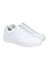 Zapatillas de piel blanca con suela de goma plana, punta redonda, cierre de cordones y un sutil logo en el lateral. Textura suave en toda su superficie.