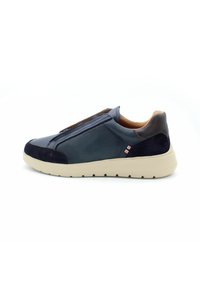 Sneaker slip-on blu navy con un mix di materiali testurizzati, tra cui pelle liscia e mesh, con una suola crema in contrasto e sottili dettagli rossi.