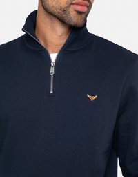 Marineblaues Zip-Up Sweatshirt mit hohem Kragen, ausgestattet mit silbernem Reißverschluss und kleinem orangem Logo auf der Brust. Hergestellt aus weichem, strukturiertem Stoff.