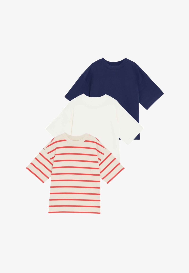 Set aus drei T-Shirts: eines in Marineblau, eines in Weiß und eines in Creme mit roten horizontalen Streifen. Baumwollmaterial mit kurzen Ärmeln und Rundhalsausschnitten.