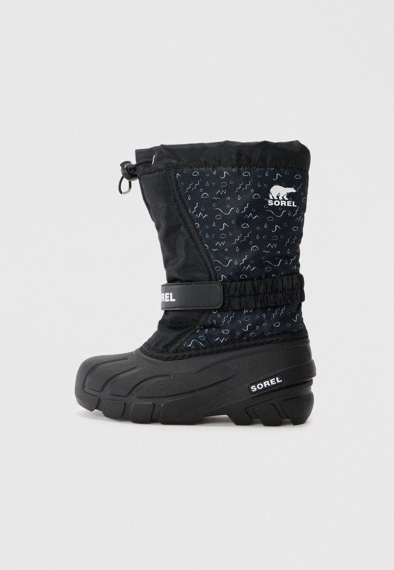 Bota de invierno negra con parte superior de tela texturizada que presenta un patrón abstracto azul, suela de goma flexible y cordón ajustable en el puño.