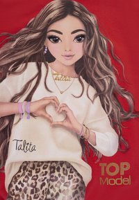 Illustrazione di una ragazza con lunghi capelli castani che forma un cuore con le mani, indossando una camicia bianca e pantaloni con stampa leopardata, su uno sfondo rosso.