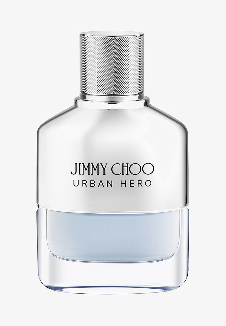 Flesje Jimmy Choo Urban Hero herenparfum met zilverkleurige dop en transparante basis met lichtblauwe vloeistof.