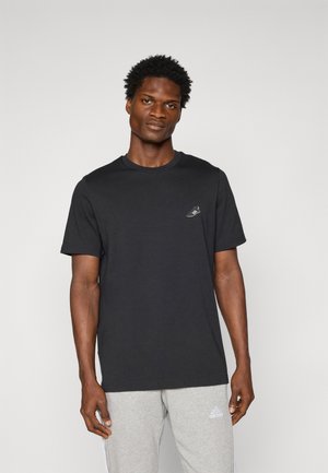 Zwarte katoenen T-shirt met korte mouwen en een ronde hals; heeft een klein logo op de borst; gladde textuur en comfortabele pasvorm.