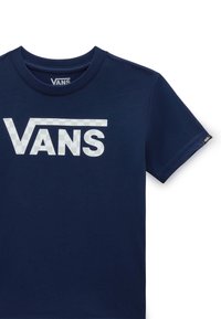 Mörkblå bomulls t-shirt med en stor vit rutnäts Vans-logotyp över bröstet och korta ärmar. Tagg på vänster ärm.