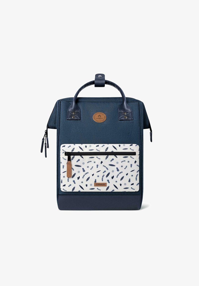 Marineblauer Rucksack aus strukturiertem Material, mit einer weißen Tasche, die mit blauen maritimen Mustern und Lederakzenten verziert ist. Oberhandgriffe und Reißverschlussverschlüsse.