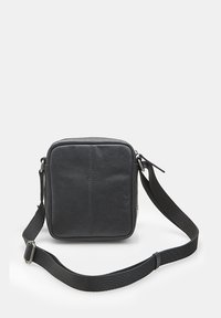 Borsa a tracolla in pelle nera, di forma quadrata, con superficie texturizzata, tracolla regolabile e chiusura a zip. Design semplice senza accentuazioni prominenti.