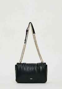 Borsa nera in pelle con una morbida texture arricciata, manici a catena dorata e logo sulla parte anteriore. Forma rettangolare con bordi arrotondati.