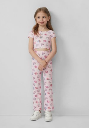 Roze crop top en bijpassende flare-pants met een schelp patroon. Gemaakt van zachte stof, met een ontspannen pasvorm en omgeslagen mouwen.