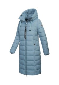 Abrigo tipo puff azul claro con capucha, con cierre de cremallera en el frente, mangas largas y patrón acolchado vertical. Los detalles incluyen cordones ajustables.