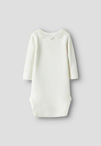 Body in morbido tessuto a maglia bianco con maniche lunghe, motivo testurizzato e rifinitura in pizzo intorno allo scollo. Chiusura a scatto sul fondo.