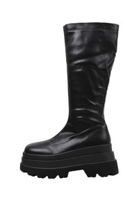 Botas altas negras de cuero suave con una suela gruesa de plataforma y un diseño texturizado en la parte superior. Presentan una puntera redondeada y detalles de costura.