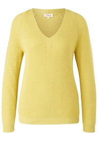 Gelber Strickpullover mit V-Ausschnitt, langen Ärmeln, gerippten Bündchen und einem strukturierten Muster mit vertikalen und diagonalen Linien.