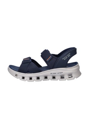 Marineblaue Skechers Slip-On-Sandale mit zwei verstellbaren Riemen und weißer, gepolsterter Sohle mit perforiertem Design und der Aufschrift „Glide-Step“.