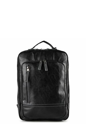 Zwarte leren rugzak met voorvak met ritssluiting, hoofdvak met dubbele ritssluiting en bovenste handvat, afgebeeld tegen een witte achtergrond.