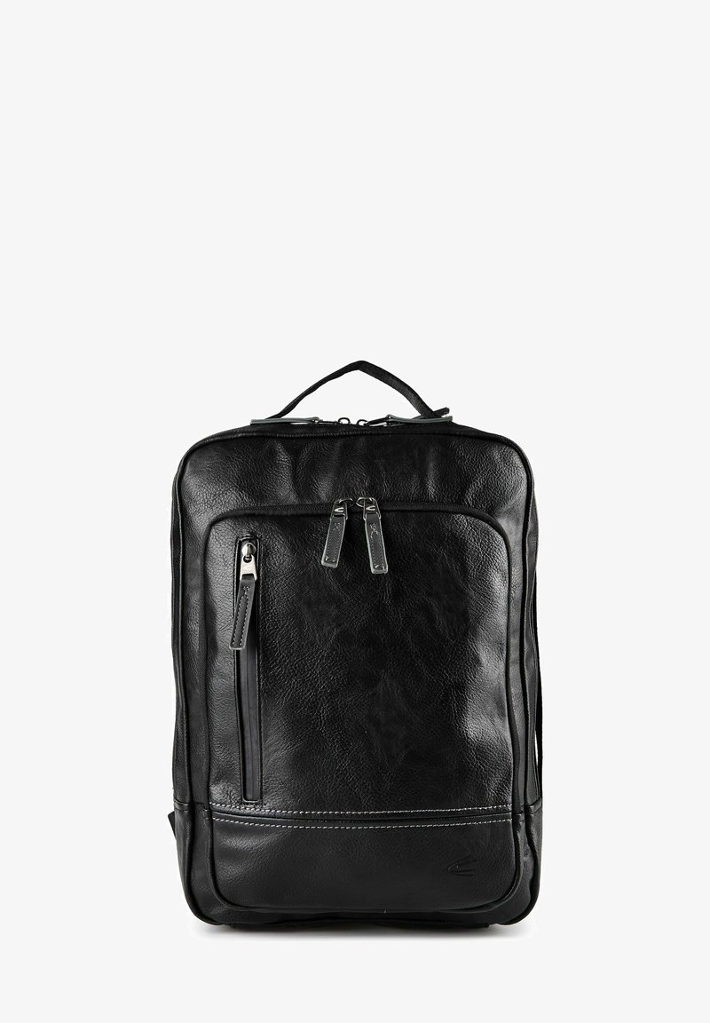 Schwarzer Leder-Rucksack mit vorderer Reißverschlusstasche, Hauptfach mit doppeltem Reißverschluss und Tragegriff oben, vor weißem Hintergrund dargestellt.