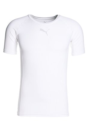 Camiseta atlética blanca de manga corta, fabricada en un tejido suave y elástico, con un sutil logo en el pecho. Cuello redondo clásico.