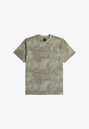 Olivgrünes T-Shirt mit kurzen Ärmeln in einem strukturierten, abstrakten Muster, mit Rundhalsausschnitt und kleinem Logo auf der Brust.