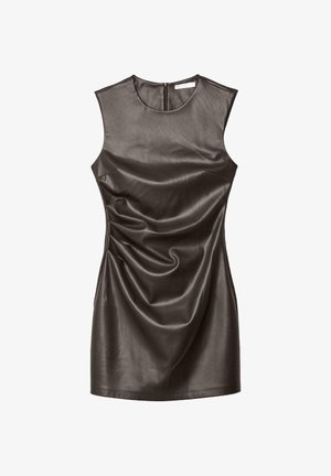 Ärmelloses Kleid aus dunkelbraunem Leder mit glatter Textur. Verfügt über einen Rundhalsausschnitt und geraffte Details auf einer Seite. Rückseitiger Reißverschluss.