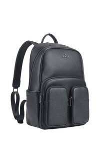 Sac à dos en cuir noir avec une finition texturée, deux poches zippées à l'avant, des bretelles rembourrées et une poignée supérieure.