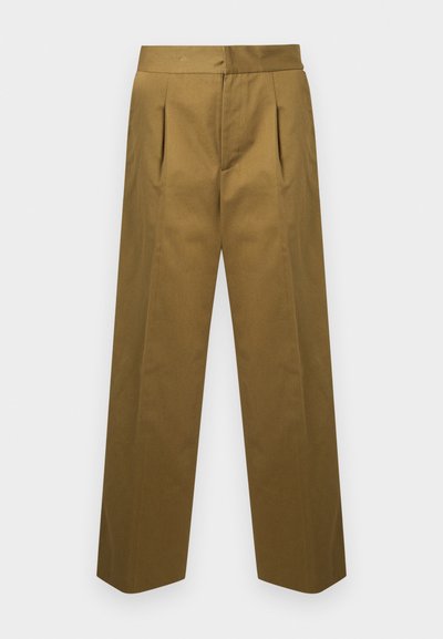 Pantalon taille haute vert olive avec plis devant, jambes larges et droites, et fermeture avant dissimulée.