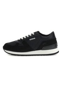 Scarpa sportiva nera realizzata con una combinazione di materiali in suede e mesh, con lacci bianchi, dettagli del logo discreti e una suola imbottita.