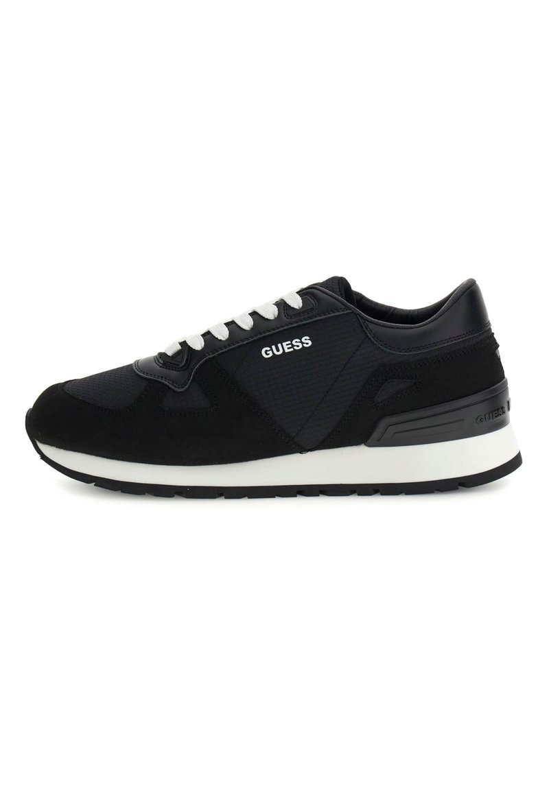 Scarpa sportiva nera realizzata con una combinazione di materiali in suede e mesh, con lacci bianchi, dettagli del logo discreti e una suola imbottita.