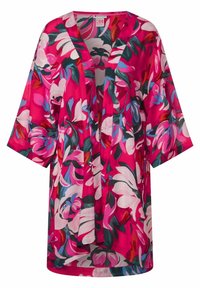 Kwiatowy kimono w intensywnym różu, z długimi rękawami, luźnym krojem i wiązaniem z przodu. Wzór obejmuje duże, wielokolorowe kwiaty na przezroczystym materiale.