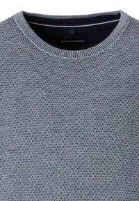 Maglione grigio a maglia con texture, colletto tondo a coste, colletto interno nero e etichetta della taglia "L" all'interno del colletto.