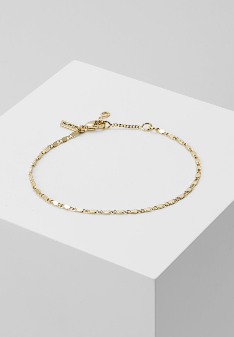 Bracciale in oro con maglie rettangolari, chiusura a moschettone con un piccolo etichetta e una catena regolabile per variare la lunghezza.