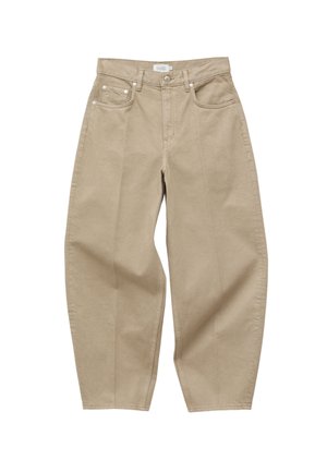 Jean beige taille haute à jambes droites, avec poches avant, passants pour ceinture et fermeture par bouton, présenté sur fond blanc.