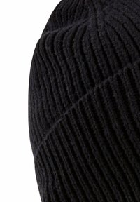 Sort strikket hue med ribbet tekstur, der har horisontale og vertikale linjer samt en rund top. Blødt materiale med minimal detalje.