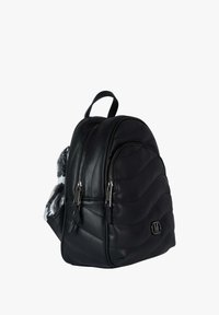 Zaino in pelle nera con trama trapuntata, dotato di due scomparti principali con cerniera e una maniglia corta superiore. Logo circolare a decorare il lato.