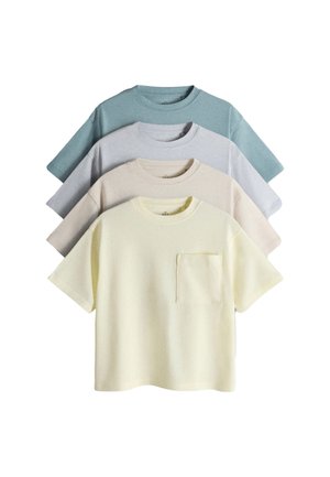 Vier laagjes korte mouwen ronde hals t-shirts in crème, beige, lichtgrijs en gedempt teal, met het crème t-shirt vooraan met een zakje.