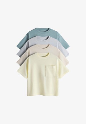 Vier kurzärmelige Rundhalsausschnitt-T-Shirts geschichtet in Creme, Beige, Hellgrau und gedämpftem Türkis, wobei das vordere cremefarbene Shirt eine Tasche hat.